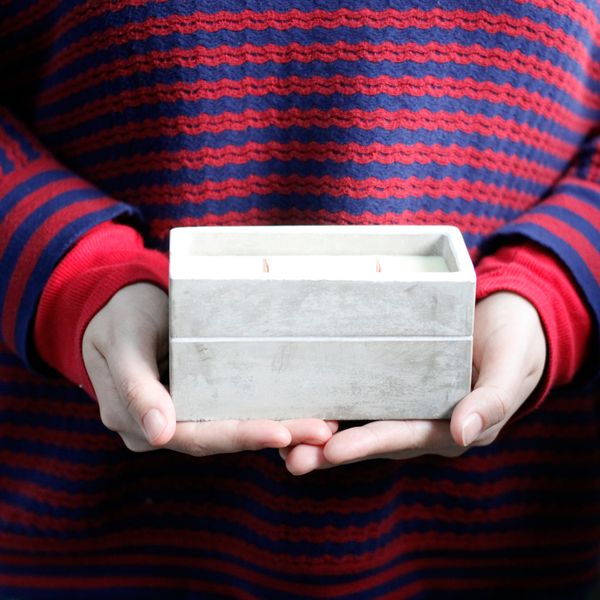 Große Holzdocht Sojakerze im Beton - Nelke & dunkles Sandelholz