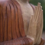 Handgeschnitzte Buddhastatue - 40cm Hände im Schoß