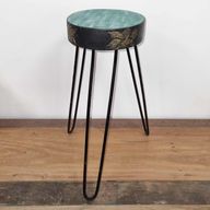 Pflanzenständer aus Albesia Holz - Türkis & Golddetail