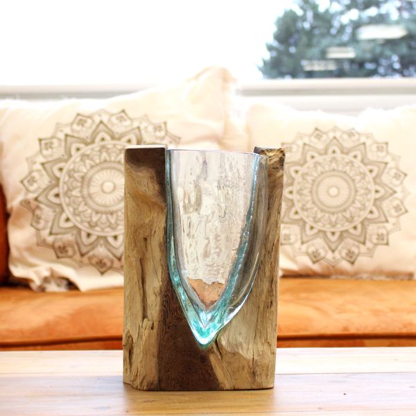 Geschmolzenes Glas auf Holz – Kunstvase – V-Form