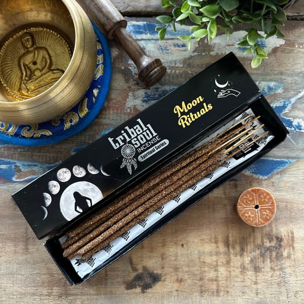 Spirituelle Räucherstäbchen und Keramikhalter - Mondritual