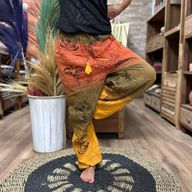 Yoga- und Festivalhosen- High Cross-Himalaya-Druck auf Orange