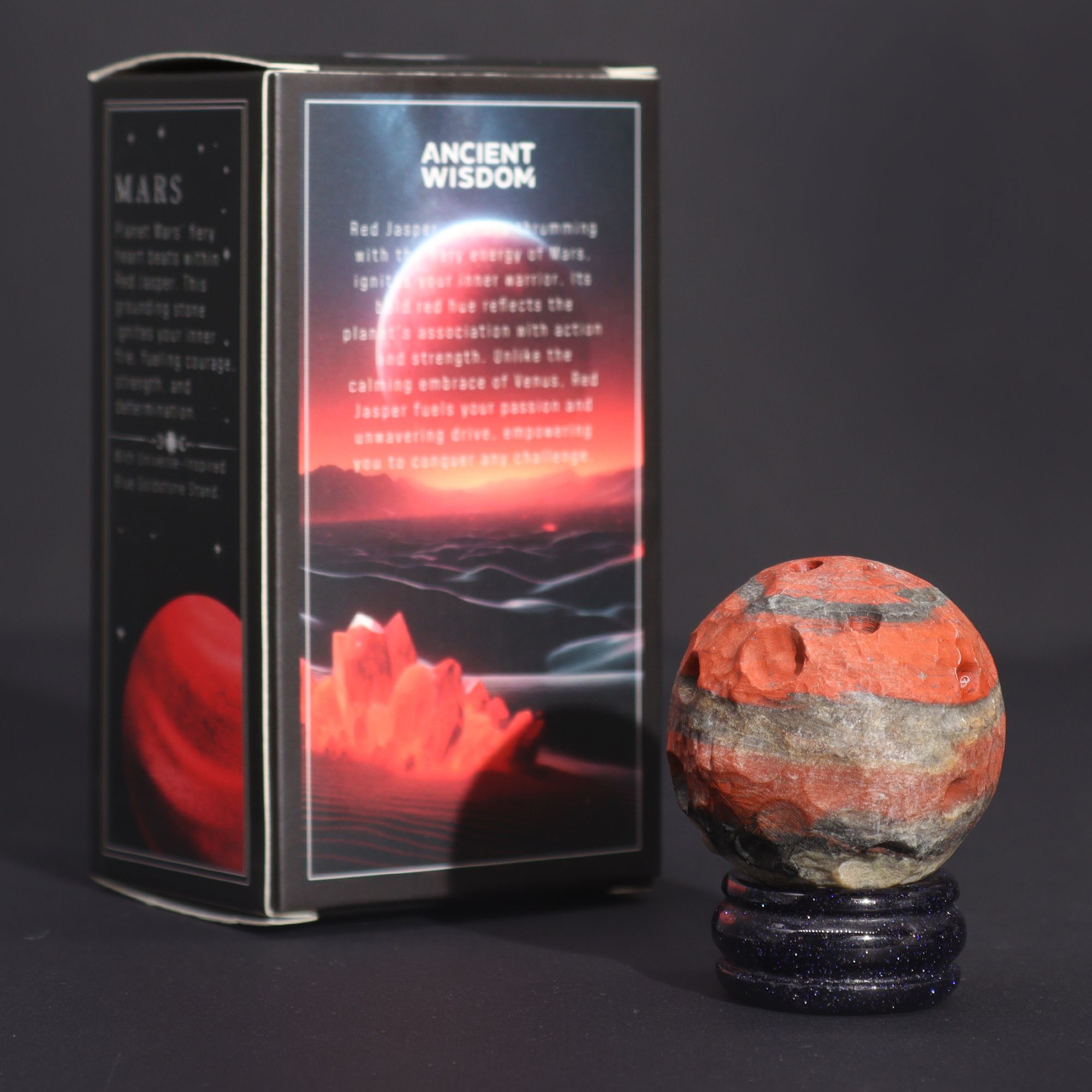 Planeten aus Edelsteinen auf einem Ständer aus goldenem Aventurin
