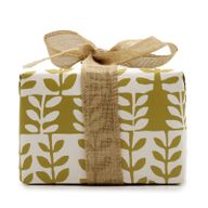 Geschenkbox – Kaffee & Walnuss (Kerze) + Pfingstrosen & Japanische Blüte (Sprudel)