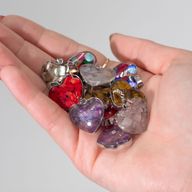 Anhänger mit Stahlgehäuse in Herzform – 12 verschiedene Edelsteinsplitter und Muscheln