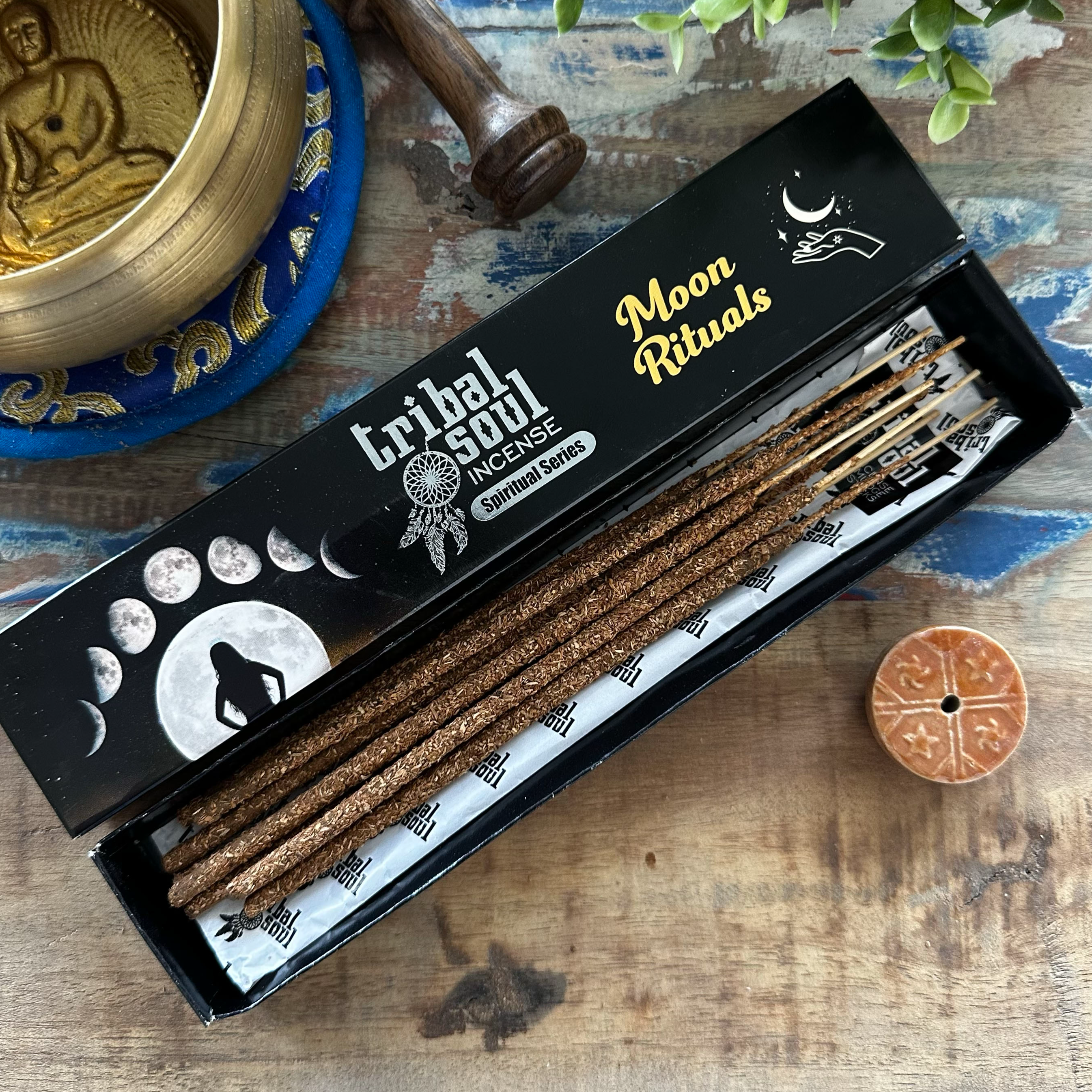 Spirituelle Räucherstäbchen und Keramikhalter
