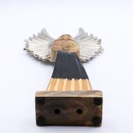 Großer Schutzengel aus Mangoholz, Metallflügel und Emaille-Details – 40 cm