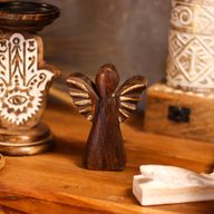 Kleiner Engel aus Mangoholz – Golddekor – 12 cm