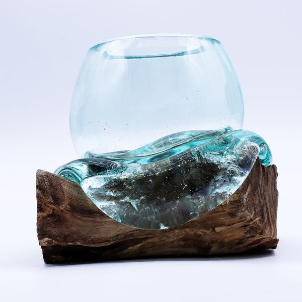 Mini-Goldfischglas aus geschmolzenem Glas auf Holz