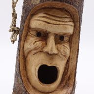 Baumstamm-Gesicht - Vogelhaus - grantiger alter Mann