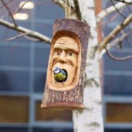 Baumstamm-Gesicht - Vogelhaus - grantiger alter Mann