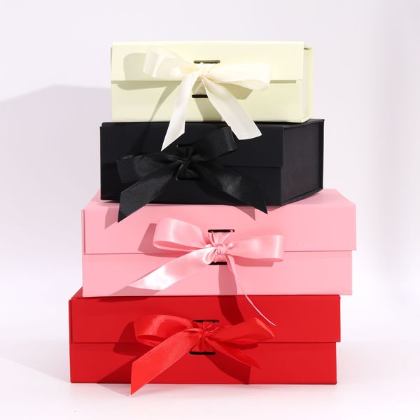 Flache Geschenkboxen mit Bändern