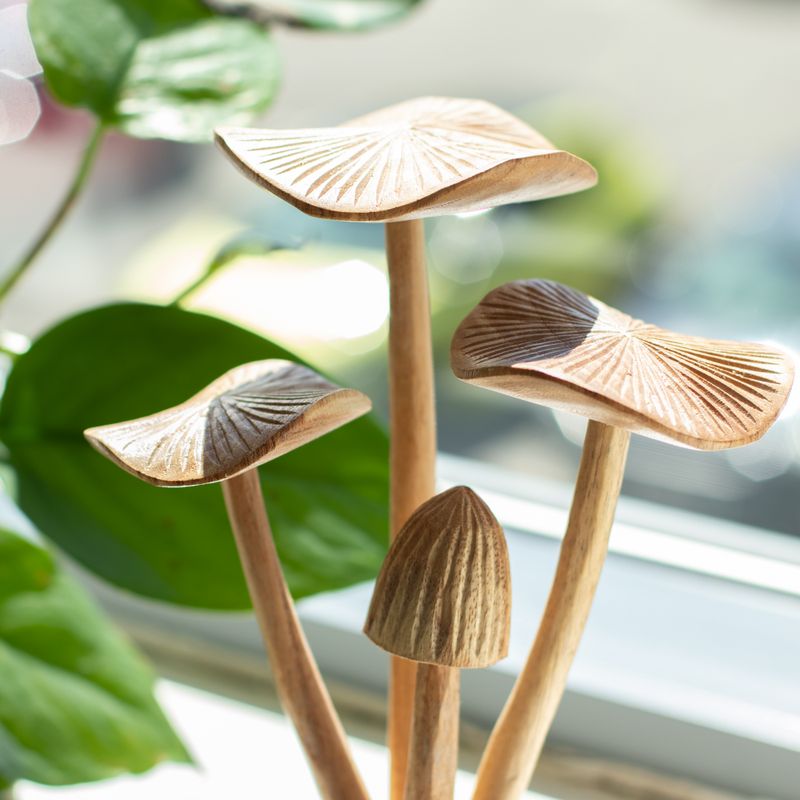 Handgefertigte Parasiten-Holzkunst-Schnitzerei - Set aus 4 großen Pilzen