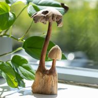 Handgefertigte Parasiten-Holzkunst-Schnitzerei - Set aus zwei Pilzen