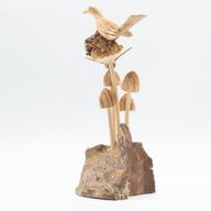 Handgefertigte Parasiten-Holzkunst-Schnitzerei – Vogel und Biene auf Pilzen