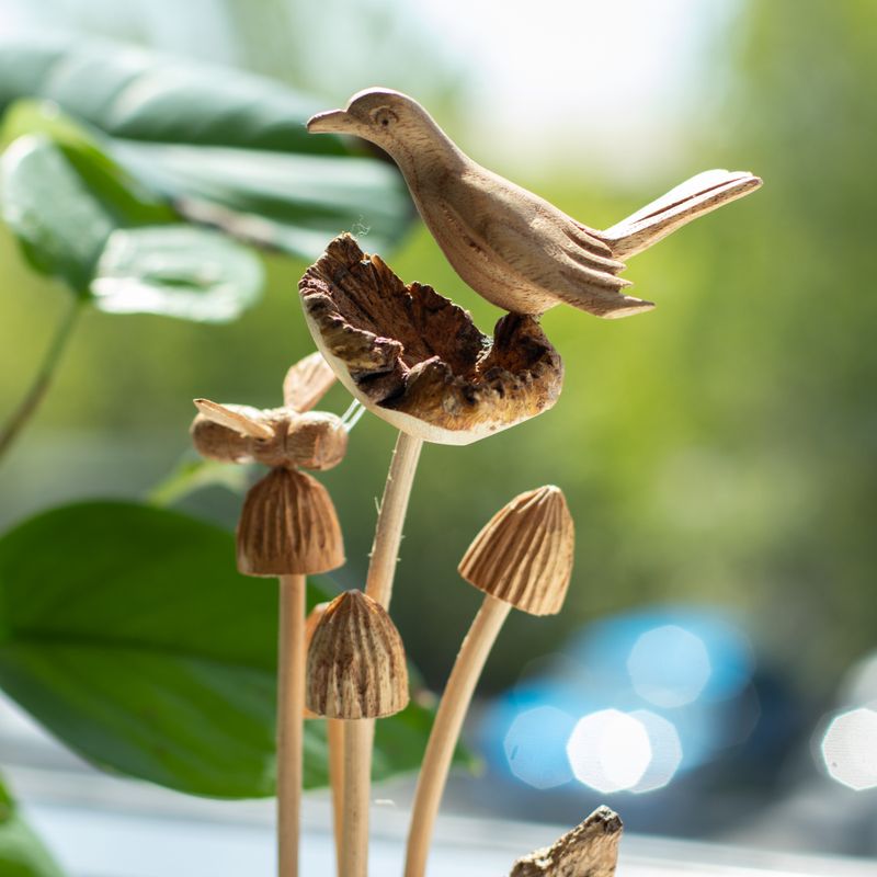 Handgefertigte Parasiten-Holzkunst-Schnitzerei – Vogel und Biene auf Pilzen