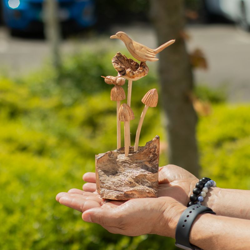 Handgefertigte Parasiten-Holzkunst-Schnitzerei – Vogel und Biene auf Pilzen