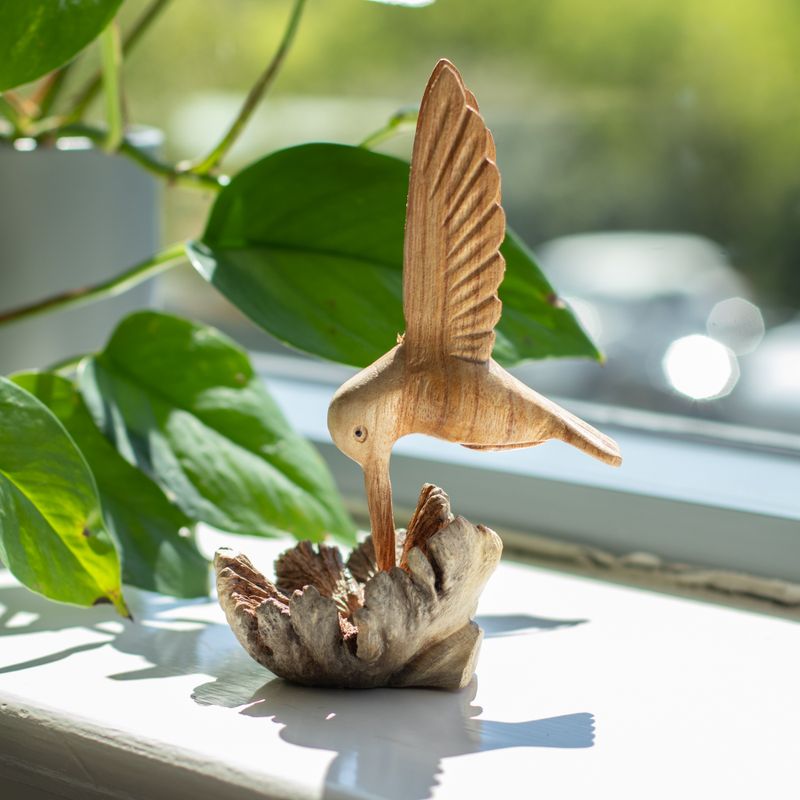 Handgefertigte Parasite-Holzkunst-Schnitzerei - Nektar trinkender Kolibri