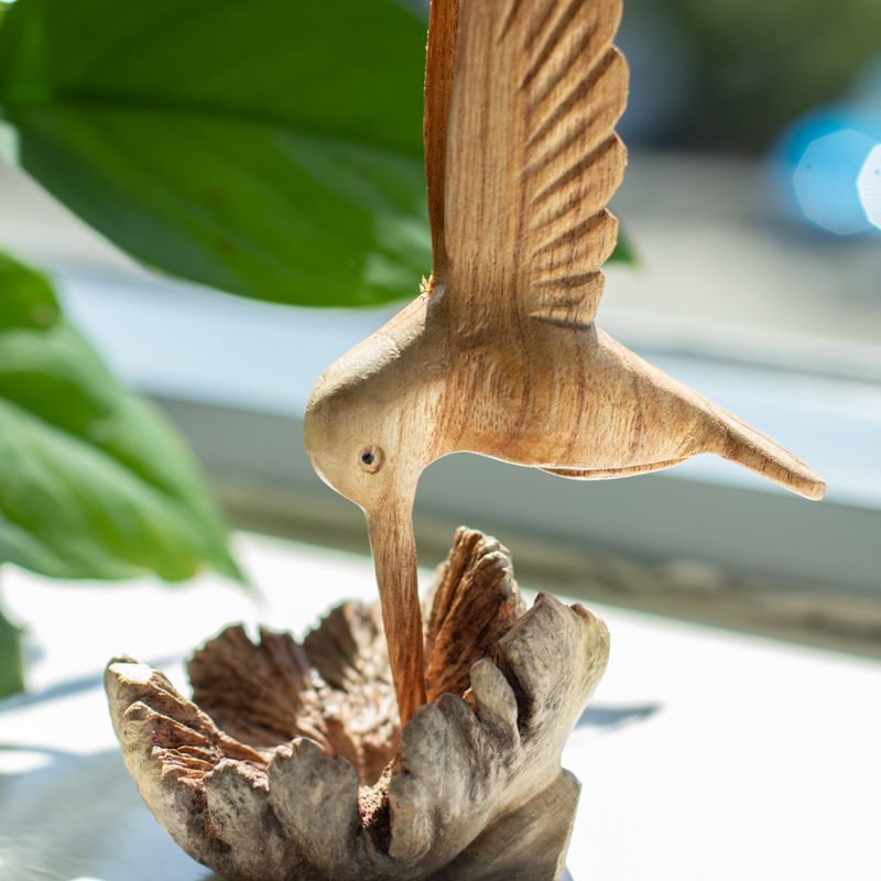 Handgefertigte Parasite-Holzkunst-Schnitzerei - Nektar trinkender Kolibri