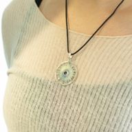Indische Andachtsanhänger – Silberbeschichtet (45 cm Kordel) – Sonnenanbetung Amethyst