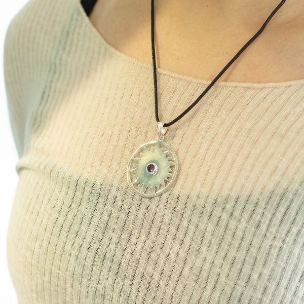 Indische Andachtsanhänger – Silberbeschichtet (45 cm Kordel) – Sonnenanbetung Amethyst