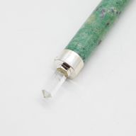 Grüner Herzstab - Rubin-Fuchsit Rosenquarz Kristallkugel an der Spitze - 23 cm