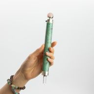 Grüner Herzstab - Rubin-Fuchsit Rosenquarz Kristallkugel an der Spitze - 23 cm