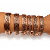 Armbänder aus massivem Kupfer – Mittelalter-Kollektion mit Affirmationsgravuren (sortiert)