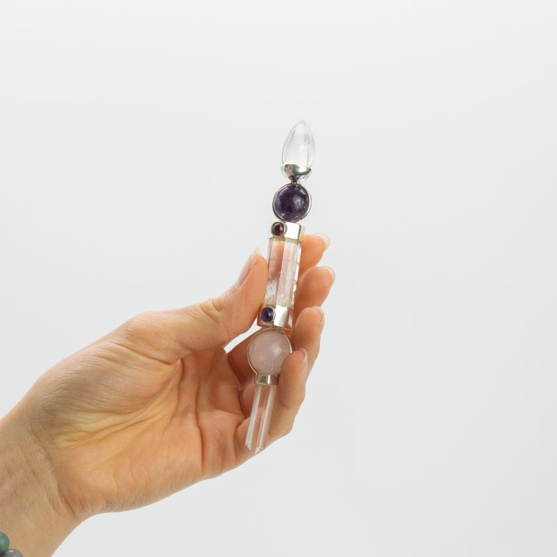 Axis of Grace Wand - Amethyst- und Rosenquarzkugeln, Quarzstiel - 12 cm