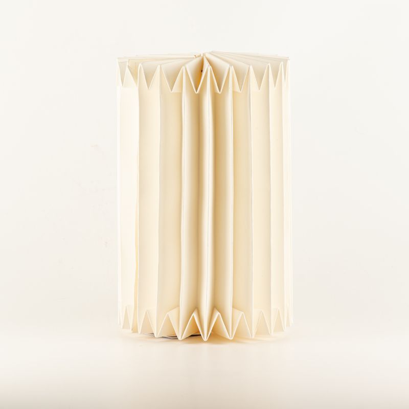 Wandleuchte aus plissiertem Papier im skandinavischen Stil