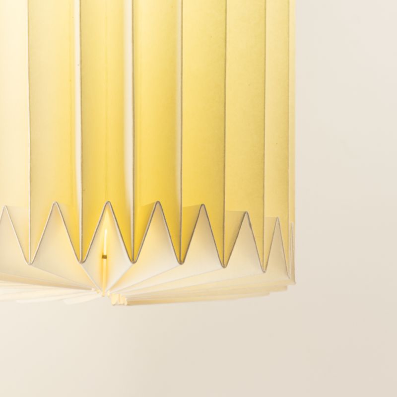 Wandleuchte aus plissiertem Papier im skandinavischen Stil