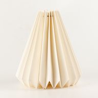 Lampenschirm aus Papier in geometrischer Kegelform