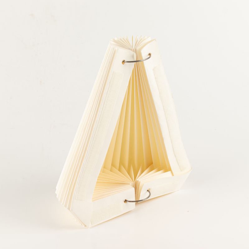Lampenschirm aus Papier in geometrischer Kegelform