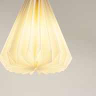 Lampenschirm aus Papier in geometrischer Kegelform