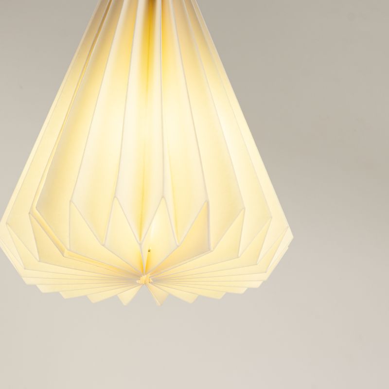 Lampenschirm aus Papier in geometrischer Kegelform