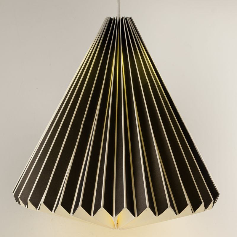 Lampenschirm aus Papier in Kegelform mit geometrischem Muster