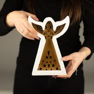 Engel aus Mangoholz – geweißt mit Eisen-Dekorausschnitt – 22cm