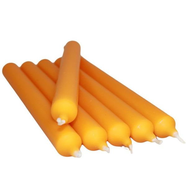Orangene Tafelkerzen