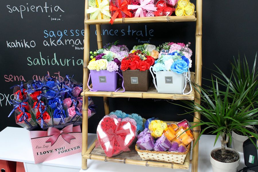 24 Seifenrosen in der Herzbox - Frühlingsfarben