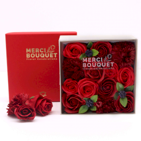 Quadratische Box – klassische rote Rosen