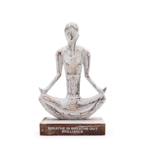 Yoga-Dame aus Holz – weiß getüncht – einfache Pose