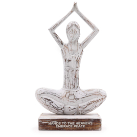 Yoga-Dame aus Holz – weiß getüncht – Hände hoch