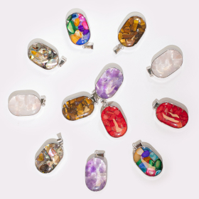 12x Ovale Anhänger mit Stahlgehäuse – 12 verschiedene Edelsteinsplitter und Muscheln