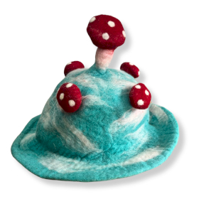 Filzhut mit Pilzmotiv  - Lost in a Sky Blue