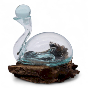 Entenkaraffe aus geschmolzenem Glas auf Holz mit Stopfen