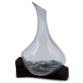 Mini-Karaffe aus geschmolzenem Glas auf Holz