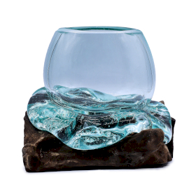 Mini-Goldfischglas aus geschmolzenem Glas auf Holz