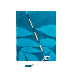 Mittelgroßes Lokta Notizbuch mit floralem Muster und Bambusverschluss (15 x 12 cm) – 45 Blatt – Mitternachtsblau